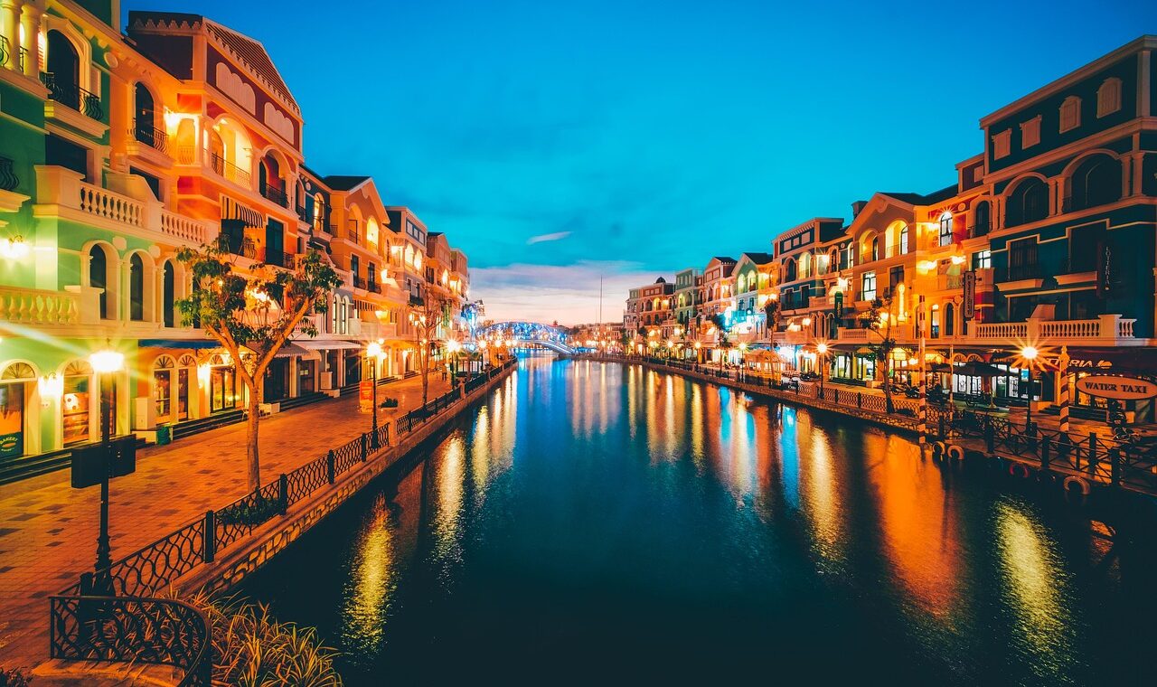 d&eacute;couvrez phu quoc, une &icirc;le paradisiaque vietnamienne c&eacute;l&egrave;bre pour ses plages de sable blanc, ses eaux cristallines et sa nature luxuriante. parfaite pour des vacances inoubliables alliant d&eacute;tente et aventure.