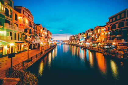 d&eacute;couvrez phu quoc, une &icirc;le paradisiaque vietnamienne c&eacute;l&egrave;bre pour ses plages de sable blanc, ses eaux cristallines et sa nature luxuriante. parfaite pour des vacances inoubliables alliant d&eacute;tente et aventure.