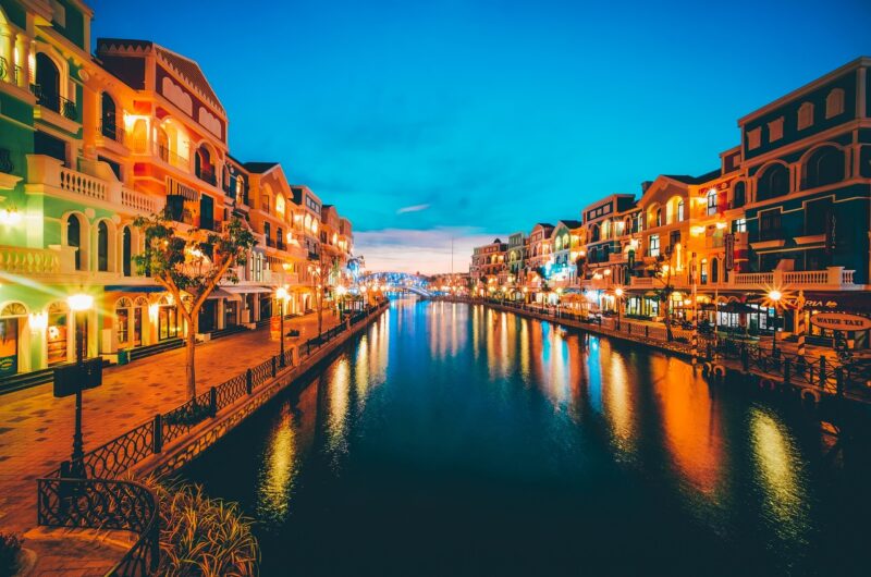 d&eacute;couvrez phu quoc, une &icirc;le paradisiaque vietnamienne c&eacute;l&egrave;bre pour ses plages de sable blanc, ses eaux cristallines et sa nature luxuriante. parfaite pour des vacances inoubliables alliant d&eacute;tente et aventure.