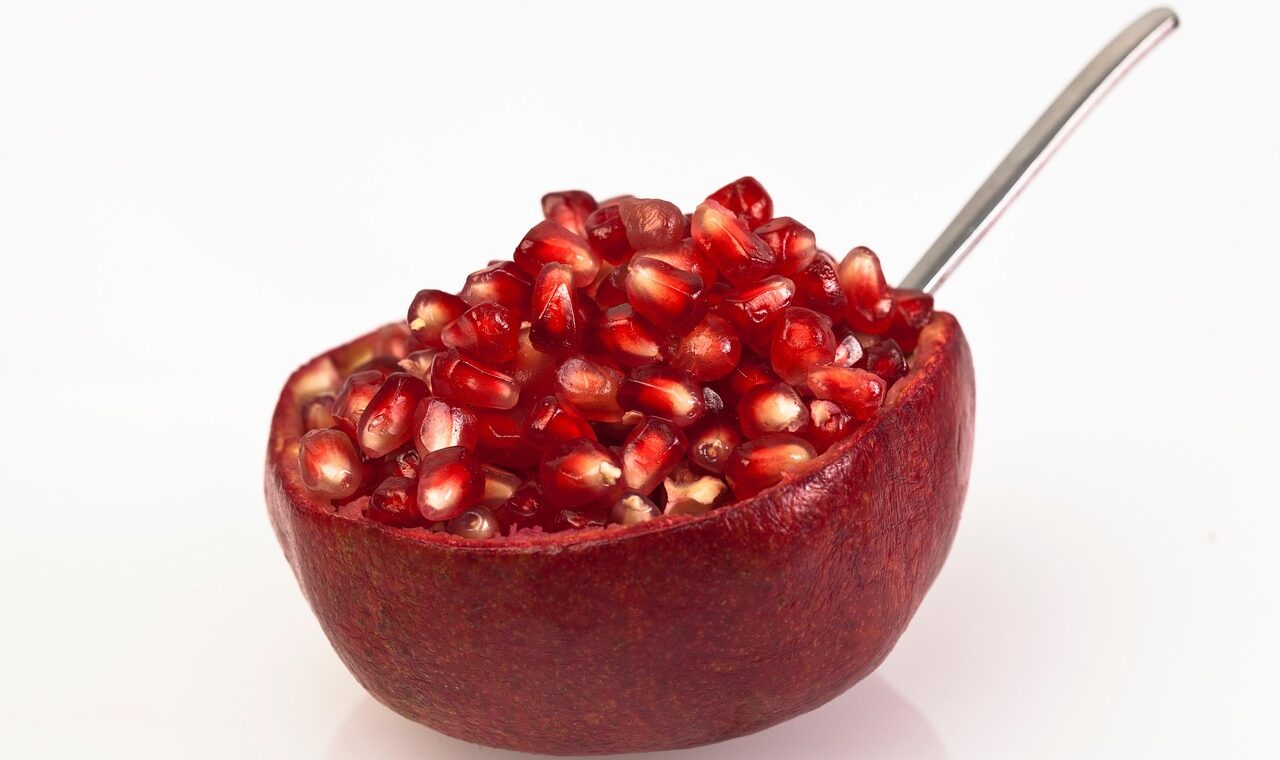 d&eacute;couvrez les bienfaits et usages uniques de la grenade, un fruit riche en antioxydants et saveurs d&eacute;licieuses.