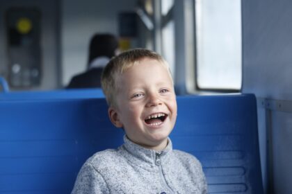 conseils pratiques et astuces pour voyager avec un b&eacute;b&eacute; en toute s&eacute;r&eacute;nit&eacute;, afin de rendre vos d&eacute;placements plus confortables et agr&eacute;ables en famille.