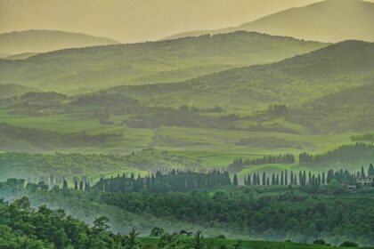 d&eacute;couvrez la toscane, une r&eacute;gion embl&eacute;matique d'italie r&eacute;put&eacute;e pour ses paysages pittoresques, son riche patrimoine historique, sa cuisine d&eacute;licieuse et ses vins renomm&eacute;s.
