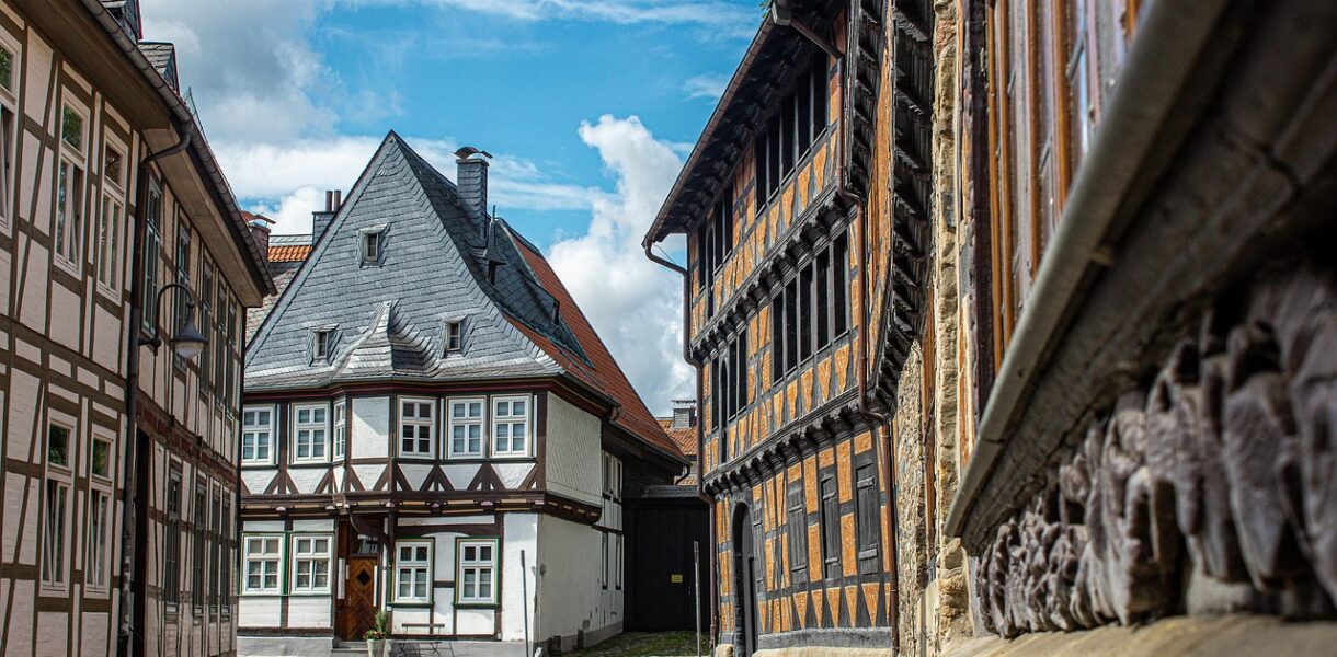 découvrez le charme authentique d'un village du nord, entre traditions pittoresques et paysages enchanteurs.