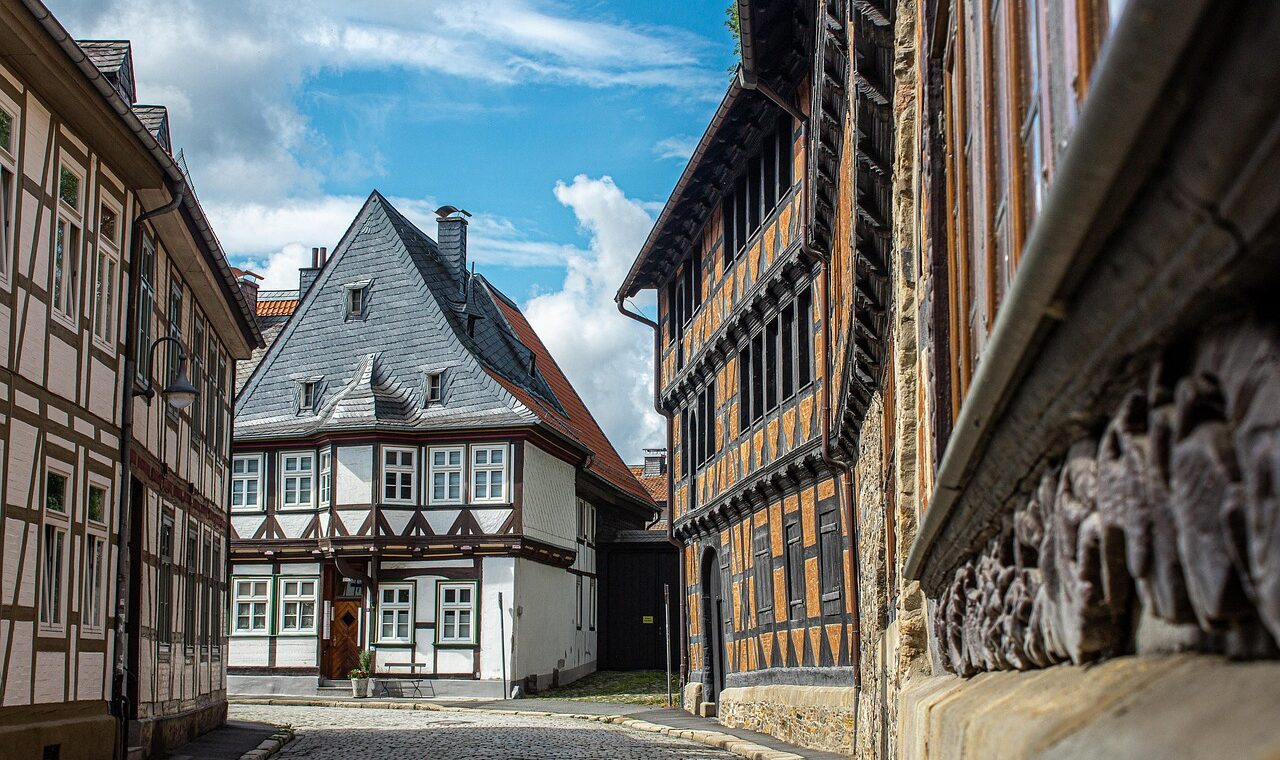 d&eacute;couvrez le charme authentique d'un village du nord, entre traditions pittoresques et paysages enchanteurs.