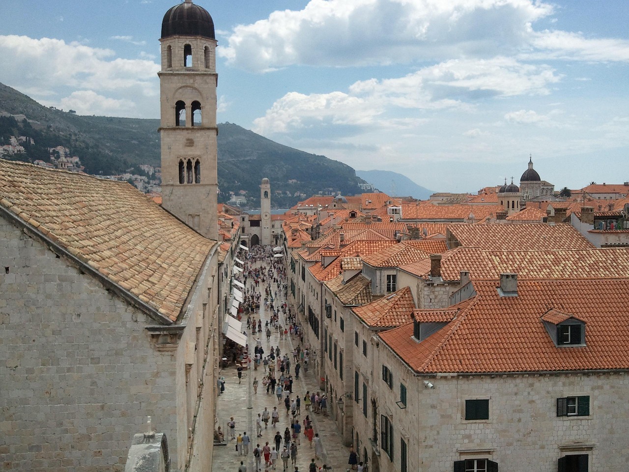 d&eacute;couvrez dubrovnik, la perle de l'adriatique, avec ses remparts m&eacute;di&eacute;vaux, ses plages magnifiques et son riche patrimoine historique.
