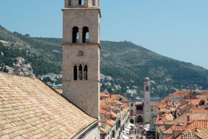 d&eacute;couvrez dubrovnik, la perle de l'adriatique, avec ses remparts historiques, ses plages magnifiques et son riche patrimoine culturel.