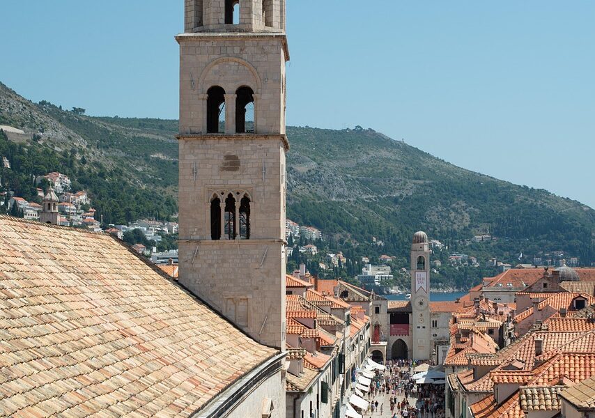 d&eacute;couvrez dubrovnik, la perle de l'adriatique, avec ses remparts historiques, ses plages magnifiques et son riche patrimoine culturel.