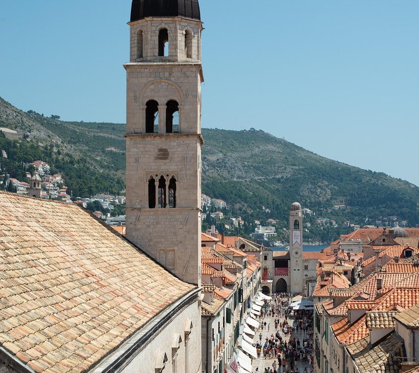 d&eacute;couvrez dubrovnik, la perle de l'adriatique, avec ses remparts historiques, ses plages magnifiques et son riche patrimoine culturel.
