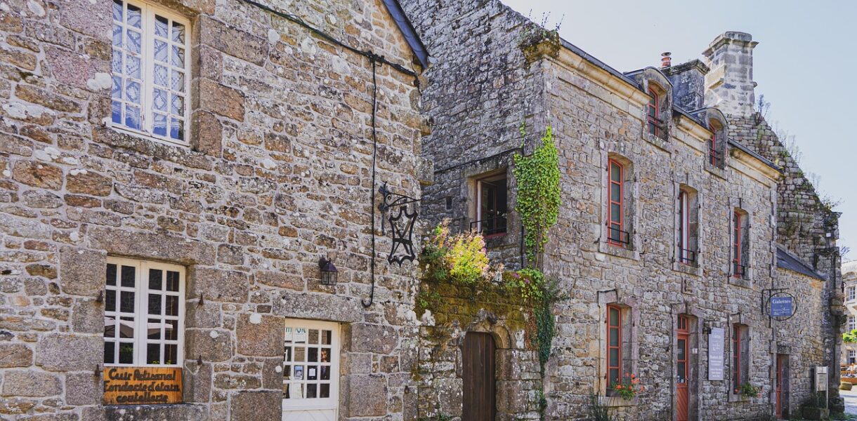 découvrez le charme authentique des villages français, leurs paysages pittoresques, leur histoire riche et leur culture unique.