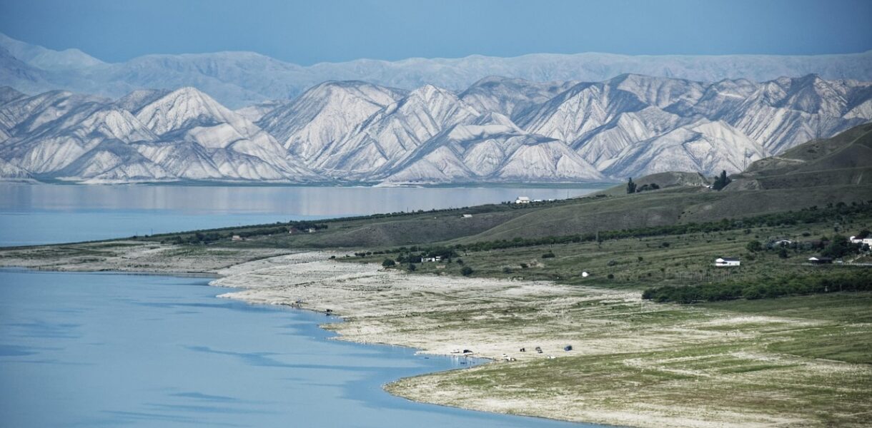 d&eacute;couvrez le kirghizistan, un pays d'asie centrale riche en paysages montagneux, culture nomade et aventures authentiques.