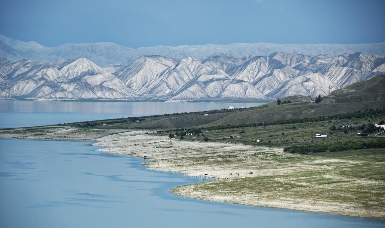d&eacute;couvrez le kirghizistan, un pays d'asie centrale riche en paysages montagneux, culture nomade et aventures authentiques.