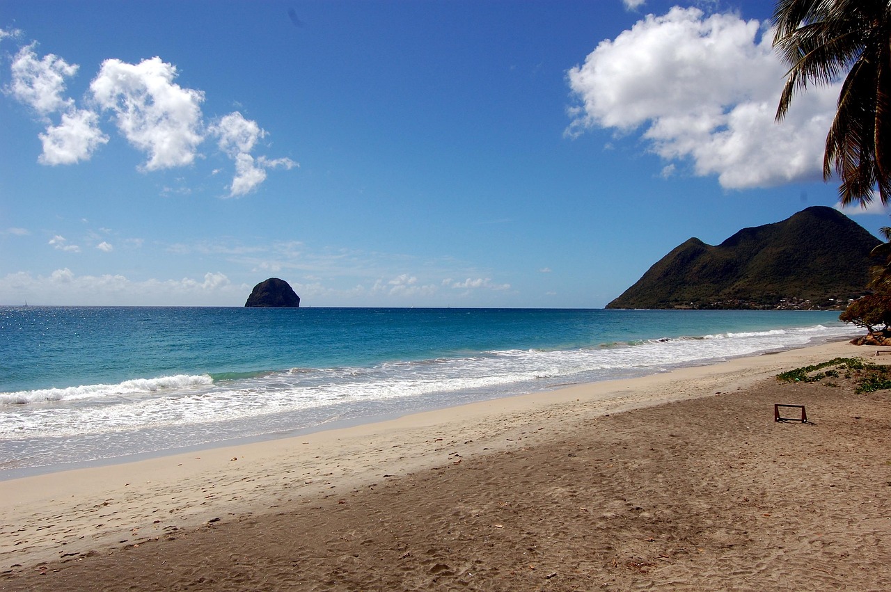 d&eacute;couvrez la martinique, une &icirc;le paradisiaque des cara&iuml;bes, riche en culture, plages de sable fin et paysages naturels &agrave; couper le souffle.