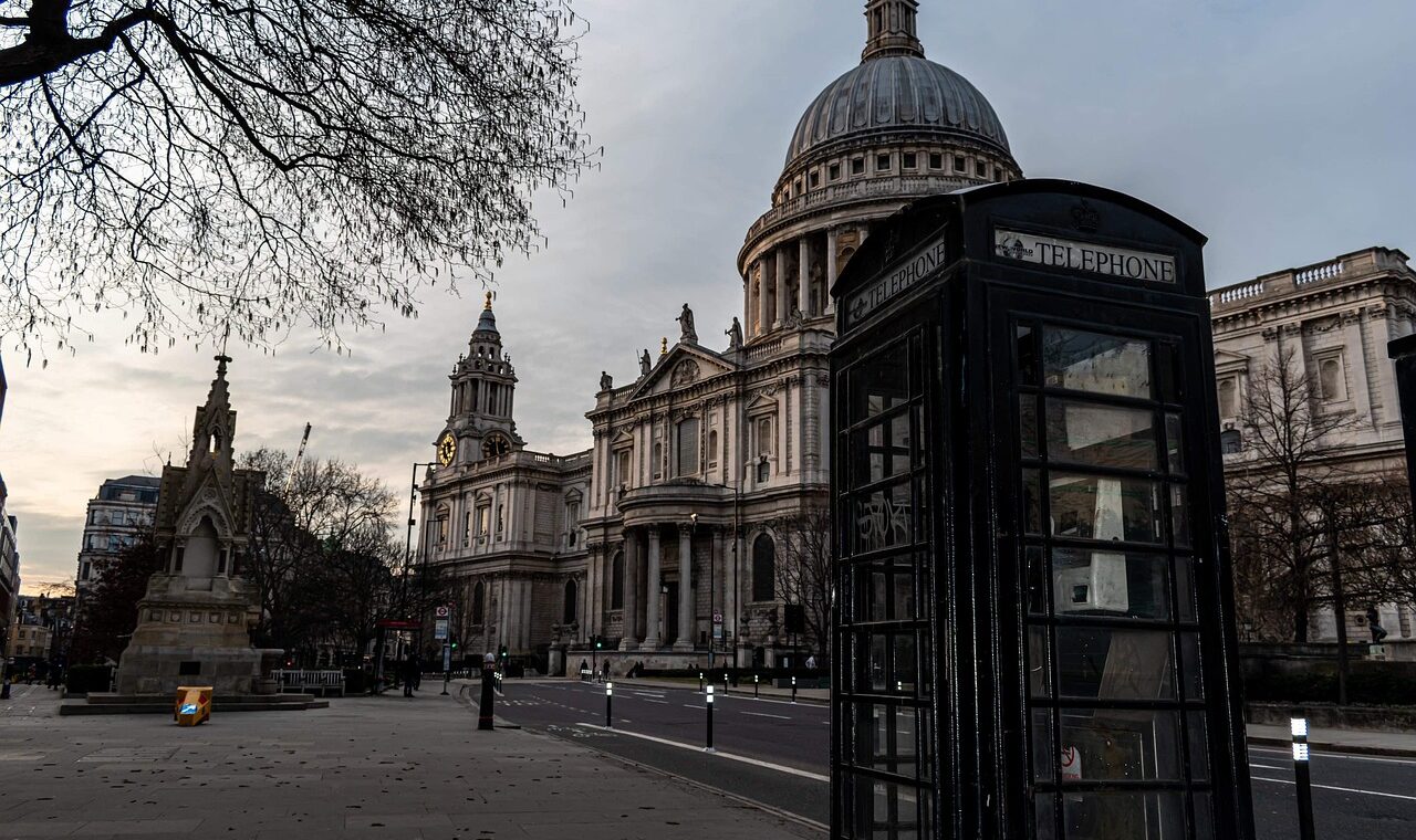 découvrez comment la médiation en tourisme facilite la résolution des conflits entre acteurs touristiques pour assurer une expérience harmonieuse et durable.