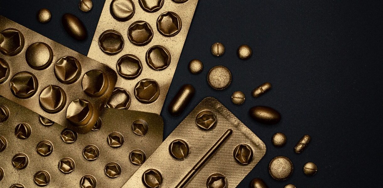 d&eacute;couvrez nos conseils essentiels pour voyager en toute s&eacute;curit&eacute; avec vos m&eacute;dicaments, incluant les r&egrave;gles de transport, la conservation et la documentation n&eacute;cessaire.