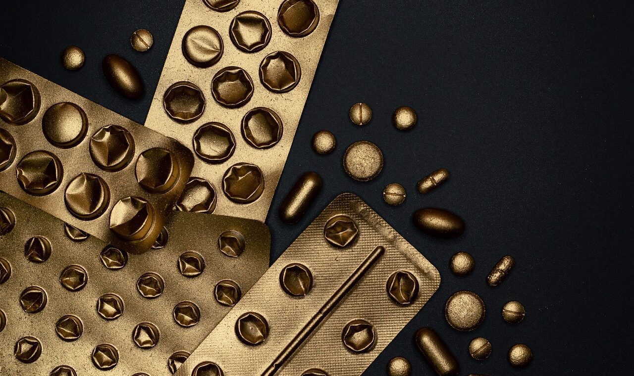 d&eacute;couvrez nos conseils essentiels pour voyager en toute s&eacute;curit&eacute; avec vos m&eacute;dicaments, incluant les r&egrave;gles de transport, la conservation et la documentation n&eacute;cessaire.