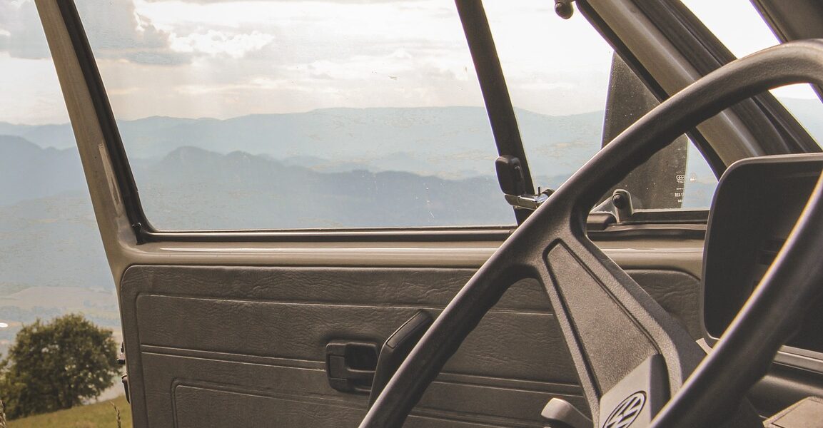 d&eacute;couvrez l'aventure de la vanlife : libert&eacute;, nature et voyages en van am&eacute;nag&eacute; pour un mode de vie nomade et authentique.