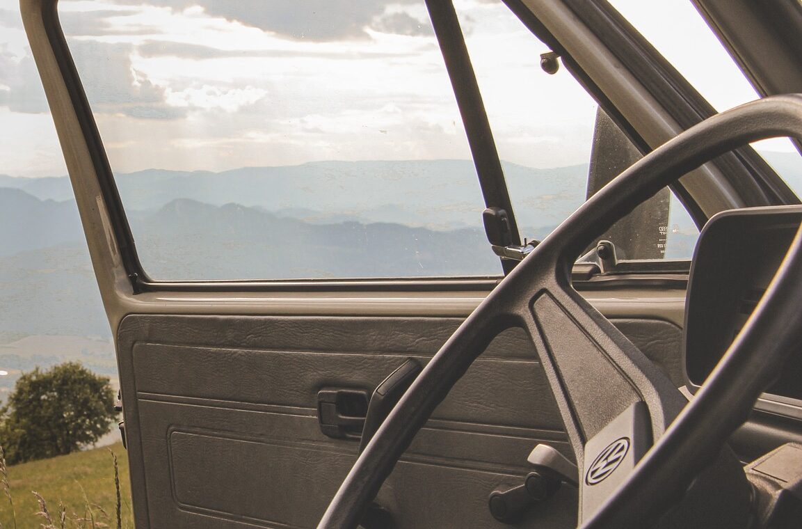 d&eacute;couvrez l'aventure de la vanlife : libert&eacute;, nature et voyages en van am&eacute;nag&eacute; pour un mode de vie nomade et authentique.