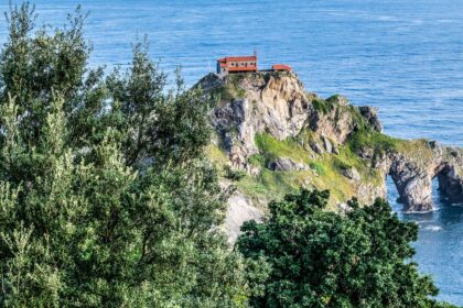 d&eacute;couvrez le pays basque, une r&eacute;gion unique riche en culture, paysages magnifiques et traditions authentiques entre montagnes et oc&eacute;an atlantique.