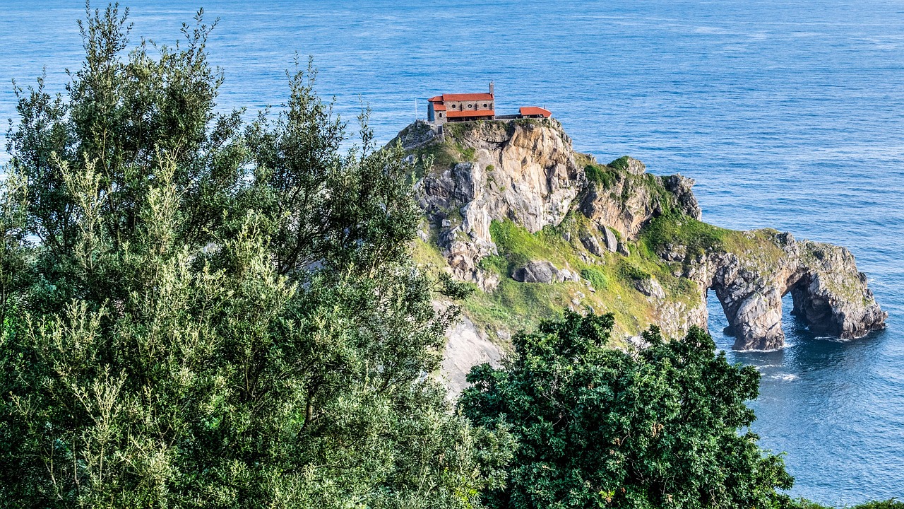 d&eacute;couvrez le pays basque, une r&eacute;gion unique riche en culture, paysages magnifiques et traditions authentiques entre montagnes et oc&eacute;an atlantique.