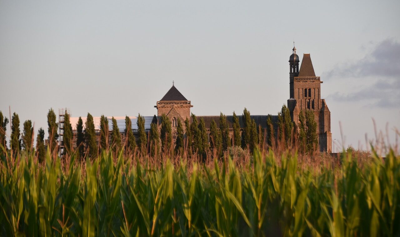 d&eacute;couvrez dol-de-bretagne, charmante ville historique en bretagne avec sa cath&eacute;drale, ses ruelles m&eacute;di&eacute;vales et son ambiance authentique.