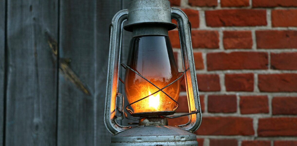 d&eacute;couvrez tout sur le k&eacute;ros&egrave;ne : utilisations, avantages, pr&eacute;cautions et impact environnemental. guide complet pour bien comprendre ce carburant polyvalent.