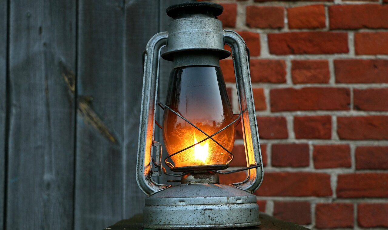 d&eacute;couvrez tout sur le k&eacute;ros&egrave;ne : utilisations, avantages, pr&eacute;cautions et impact environnemental. guide complet pour bien comprendre ce carburant polyvalent.