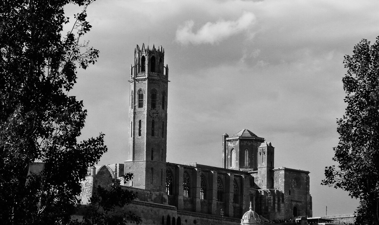 d&eacute;couvrez lleida, une ville pleine d'histoire et de culture en catalogne, offrant des paysages magnifiques, des monuments historiques et une gastronomie savoureuse.