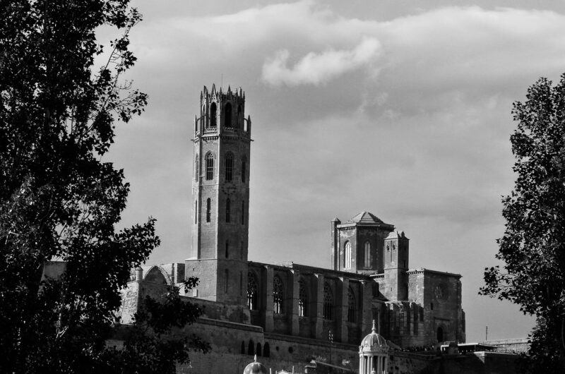 d&eacute;couvrez lleida, une ville pleine d'histoire et de culture en catalogne, offrant des paysages magnifiques, des monuments historiques et une gastronomie savoureuse.