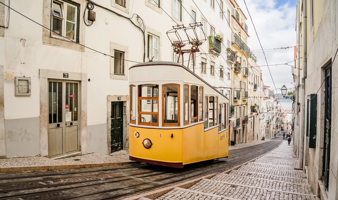 d&eacute;couvrez le tourisme local au portugal : explorez des destinations authentiques, vivez des exp&eacute;riences culturelles uniques et profitez des tr&eacute;sors cach&eacute;s du pays.