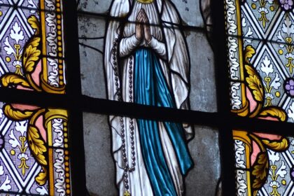 d&eacute;couvrez lourdes, une ville embl&eacute;matique de la spiritualit&eacute; et du p&egrave;lerinage en france, c&eacute;l&egrave;bre pour sa grotte miraculeuse et son sanctuaire.