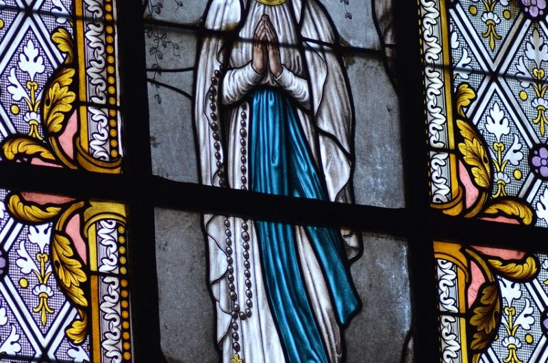 d&eacute;couvrez lourdes, une ville embl&eacute;matique de la spiritualit&eacute; et du p&egrave;lerinage en france, c&eacute;l&egrave;bre pour sa grotte miraculeuse et son sanctuaire.