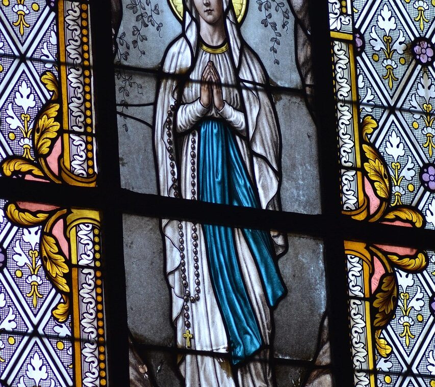 d&eacute;couvrez lourdes, une ville embl&eacute;matique de la spiritualit&eacute; et du p&egrave;lerinage en france, c&eacute;l&egrave;bre pour sa grotte miraculeuse et son sanctuaire.