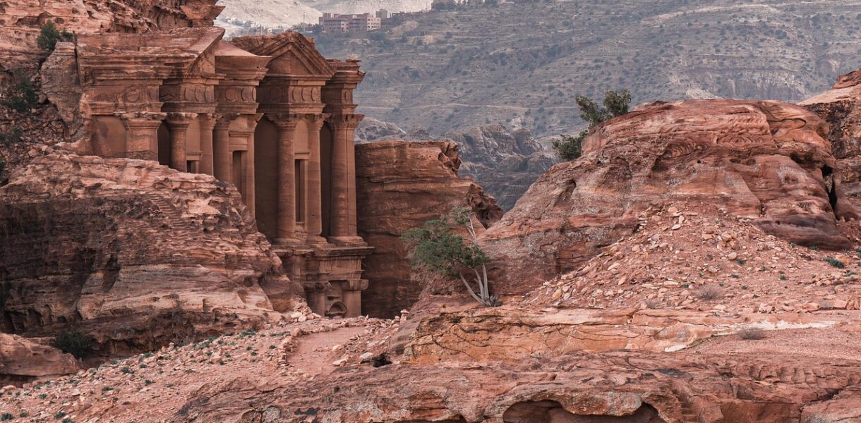 analyse de l'impact du conflit au moyen-orient sur le secteur du tourisme, ses cons&eacute;quences &eacute;conomiques et sociales dans la r&eacute;gion.