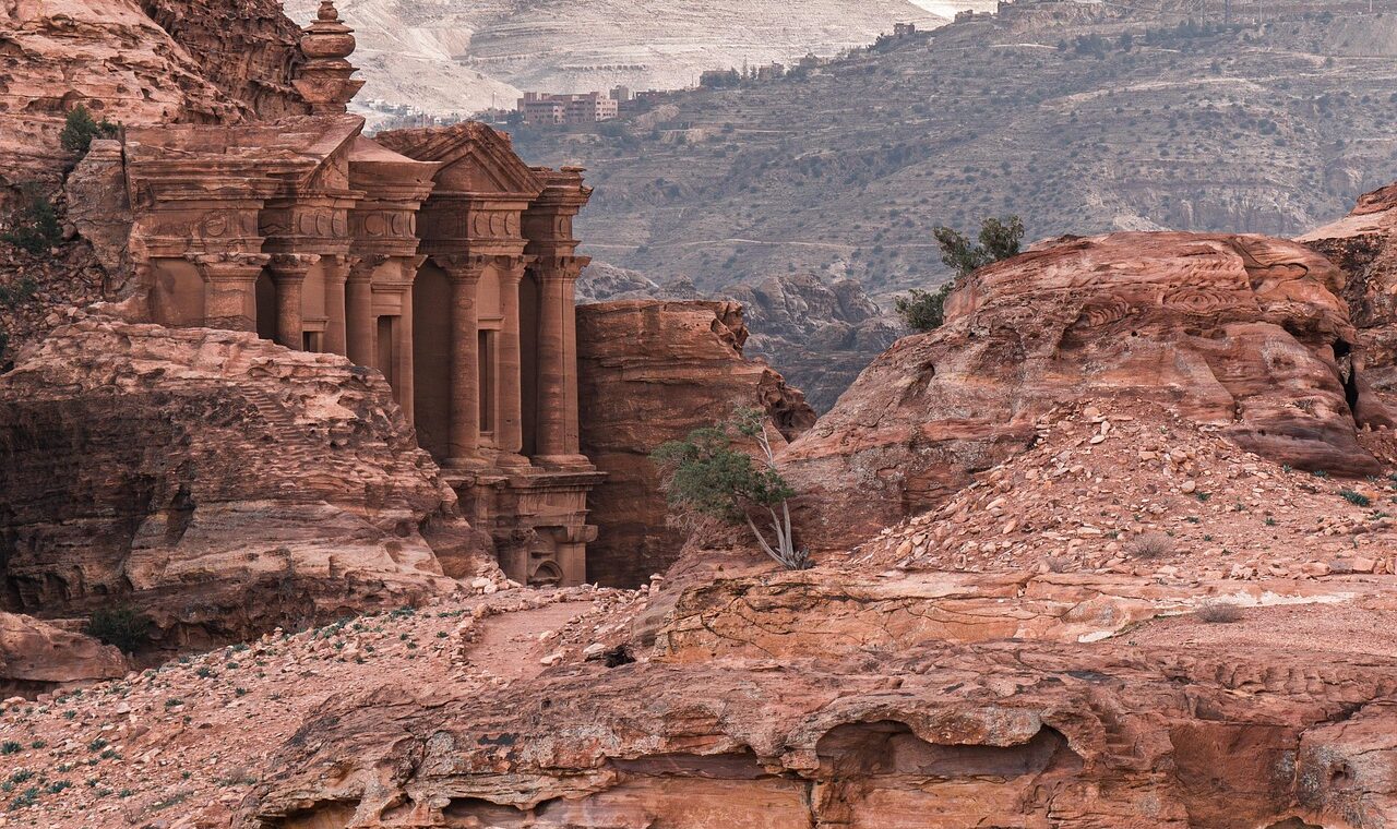 analyse de l'impact du conflit au moyen-orient sur le secteur du tourisme, ses cons&eacute;quences &eacute;conomiques et sociales dans la r&eacute;gion.