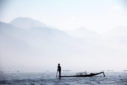 d&eacute;couvrez le rowing, un exercice complet pour muscler le dos, les bras et am&eacute;liorer votre endurance. parfait pour tous niveaux, il allie force et cardio.