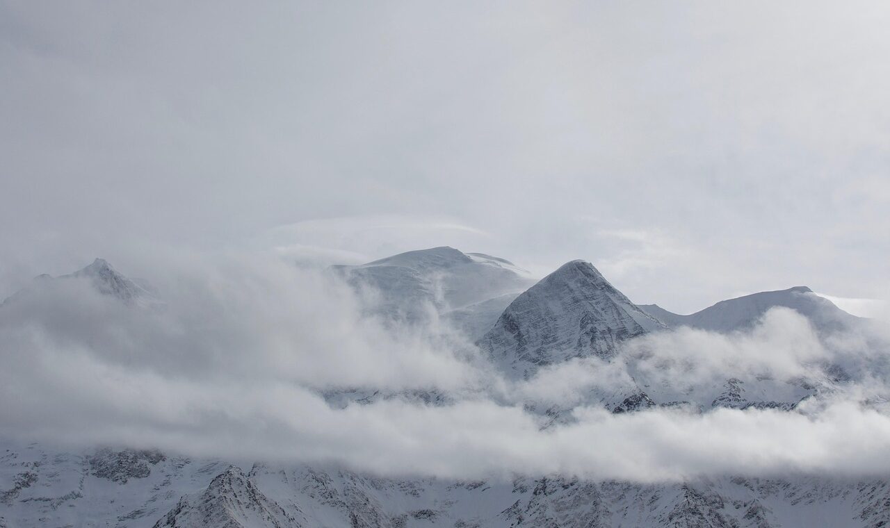d&eacute;couvrez le massif du sancy, un magnifique terrain de randonn&eacute;e et de ski au c&oelig;ur de l'auvergne, offrant des paysages naturels &eacute;poustouflants et des activit&eacute;s de plein air pour toute la famille.