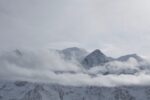 d&eacute;couvrez le massif du sancy, un magnifique terrain de randonn&eacute;e et de ski au c&oelig;ur de l'auvergne, offrant des paysages naturels &eacute;poustouflants et des activit&eacute;s de plein air pour toute la famille.