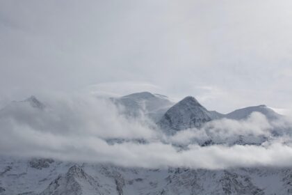 d&eacute;couvrez le massif du sancy, un magnifique terrain de randonn&eacute;e et de ski au c&oelig;ur de l'auvergne, offrant des paysages naturels &eacute;poustouflants et des activit&eacute;s de plein air pour toute la famille.