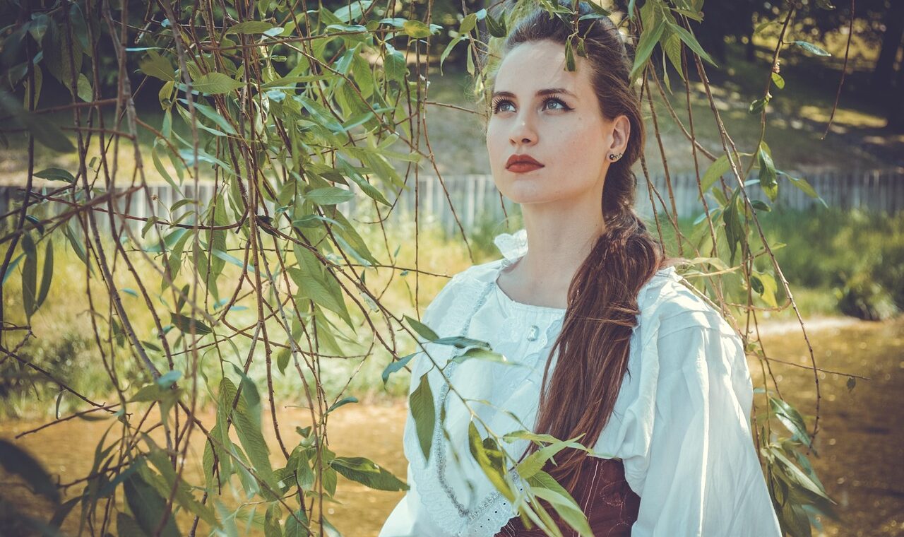 d&eacute;couvrez le charme et l'&eacute;l&eacute;gance d'un jardin du xxe si&egrave;cle, alliant histoire, design traditionnel et beaut&eacute; naturelle pour un espace ext&eacute;rieur unique.