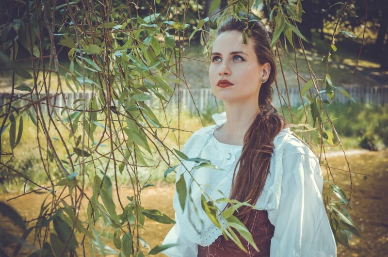 d&eacute;couvrez le charme et l'&eacute;l&eacute;gance d'un jardin du xxe si&egrave;cle, alliant histoire, design traditionnel et beaut&eacute; naturelle pour un espace ext&eacute;rieur unique.