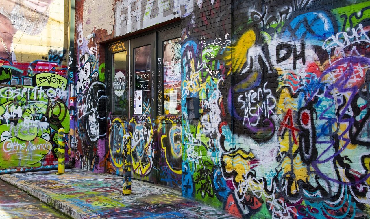 découvrez des fresques artistiques uniques qui transforment les espaces urbains avec créativité et couleur.