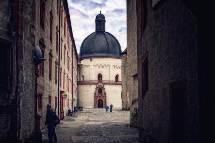d&eacute;couvrez l'histoire fascinante des ch&acirc;teaux &agrave; travers le monde, leurs architectures majestueuses et les l&eacute;gendes qui les entourent.