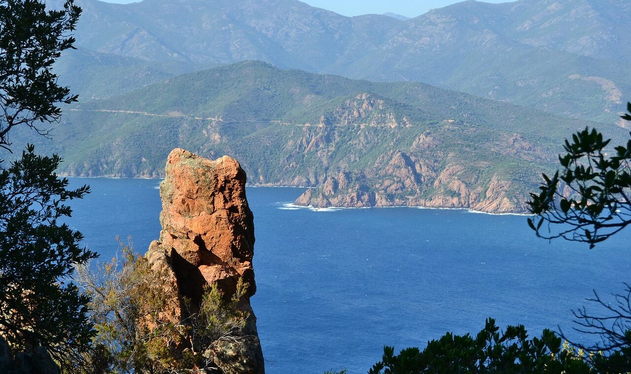 d&eacute;couvrez la culture unique et les loisirs vari&eacute;s de la corse, entre traditions authentiques, paysages idylliques et activit&eacute;s pour tous les go&ucirc;ts.