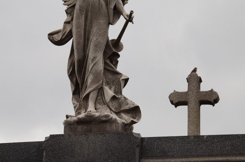 le grief tourism d&eacute;signe une forme de voyage o&ugrave; les touristes visitent des lieux li&eacute;s &agrave; des &eacute;v&eacute;nements tragiques ou historiques, cherchant &agrave; comprendre et &agrave; rendre hommage.