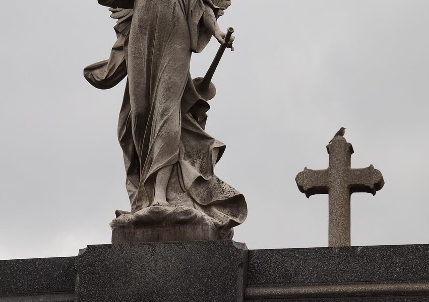 le grief tourism d&eacute;signe une forme de voyage o&ugrave; les touristes visitent des lieux li&eacute;s &agrave; des &eacute;v&eacute;nements tragiques ou historiques, cherchant &agrave; comprendre et &agrave; rendre hommage.