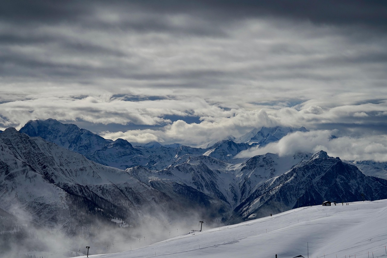 d&eacute;couvrez la suisse, un pays au c&oelig;ur de l'europe, r&eacute;put&eacute; pour ses paysages alpins spectaculaires, sa culture riche, sa gastronomie raffin&eacute;e et ses villes dynamiques.