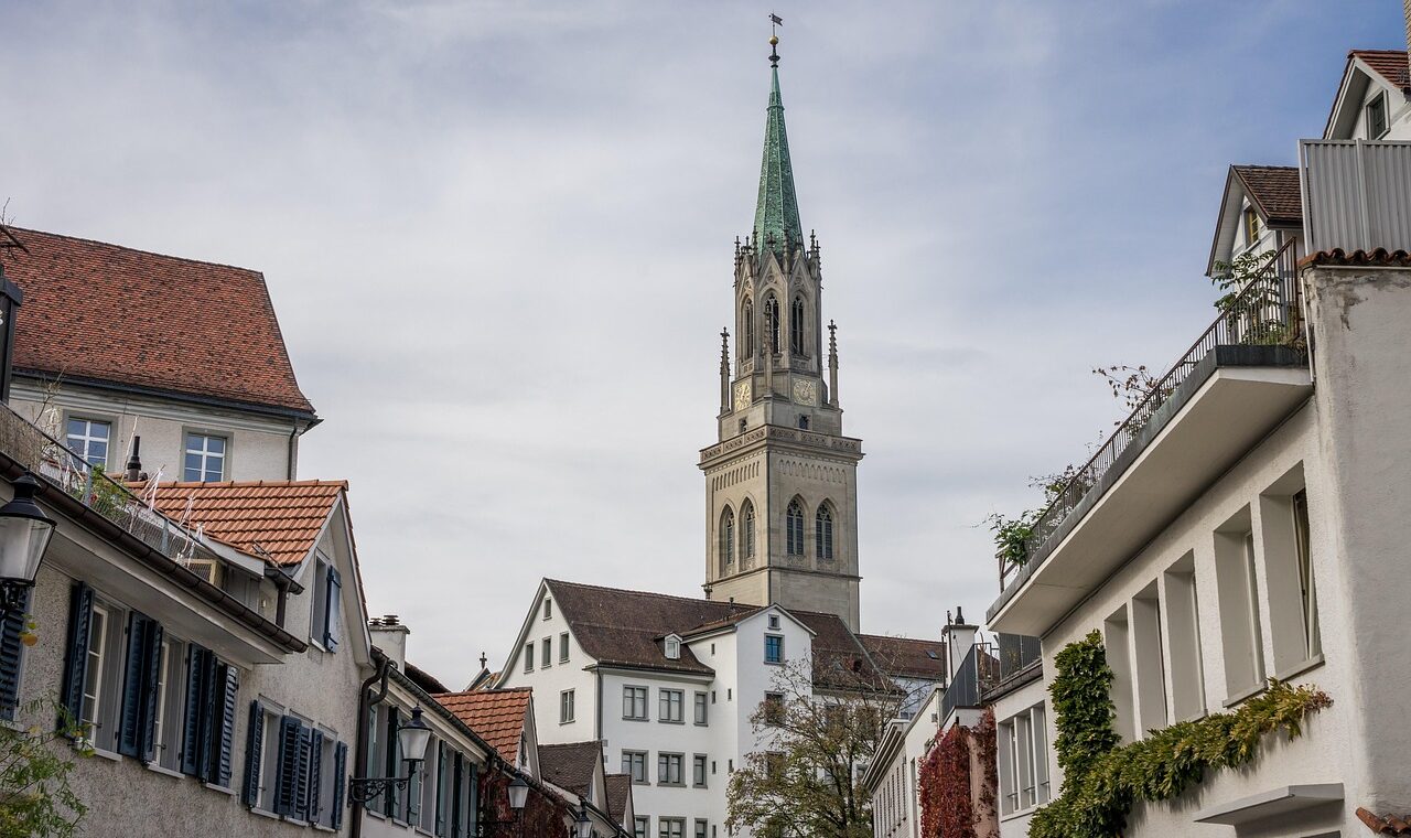 d&eacute;couvrez la suisse, un pays renomm&eacute; pour ses paysages alpins spectaculaires, son riche patrimoine culturel, ses villes charmantes et son excellence en horlogerie.