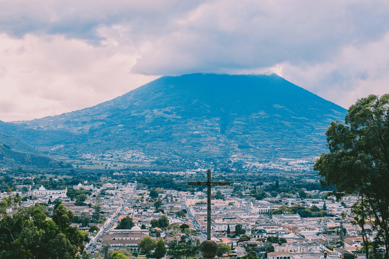 d&eacute;couvrez l'aventure ultime avec notre exploration des volcans : observez la puissance de la nature, apprenez sur les ph&eacute;nom&egrave;nes volcaniques et vivez une exp&eacute;rience inoubliable.