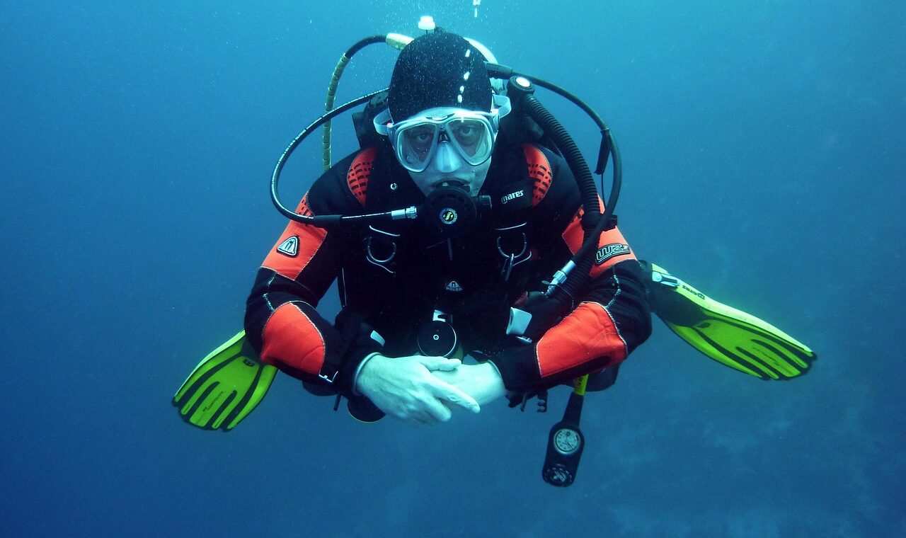 d&eacute;couvrez la plong&eacute;e sous-marine en hiver au qu&eacute;bec : une exp&eacute;rience unique dans les eaux glac&eacute;es, s&eacute;curitaire et fascinante pour les amateurs d'aventure.